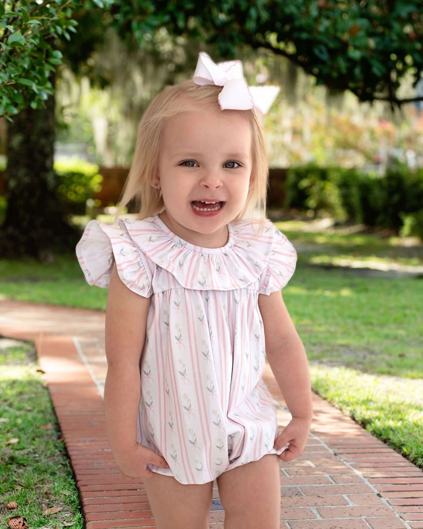Girl wearing a bubble with a ruffle collar