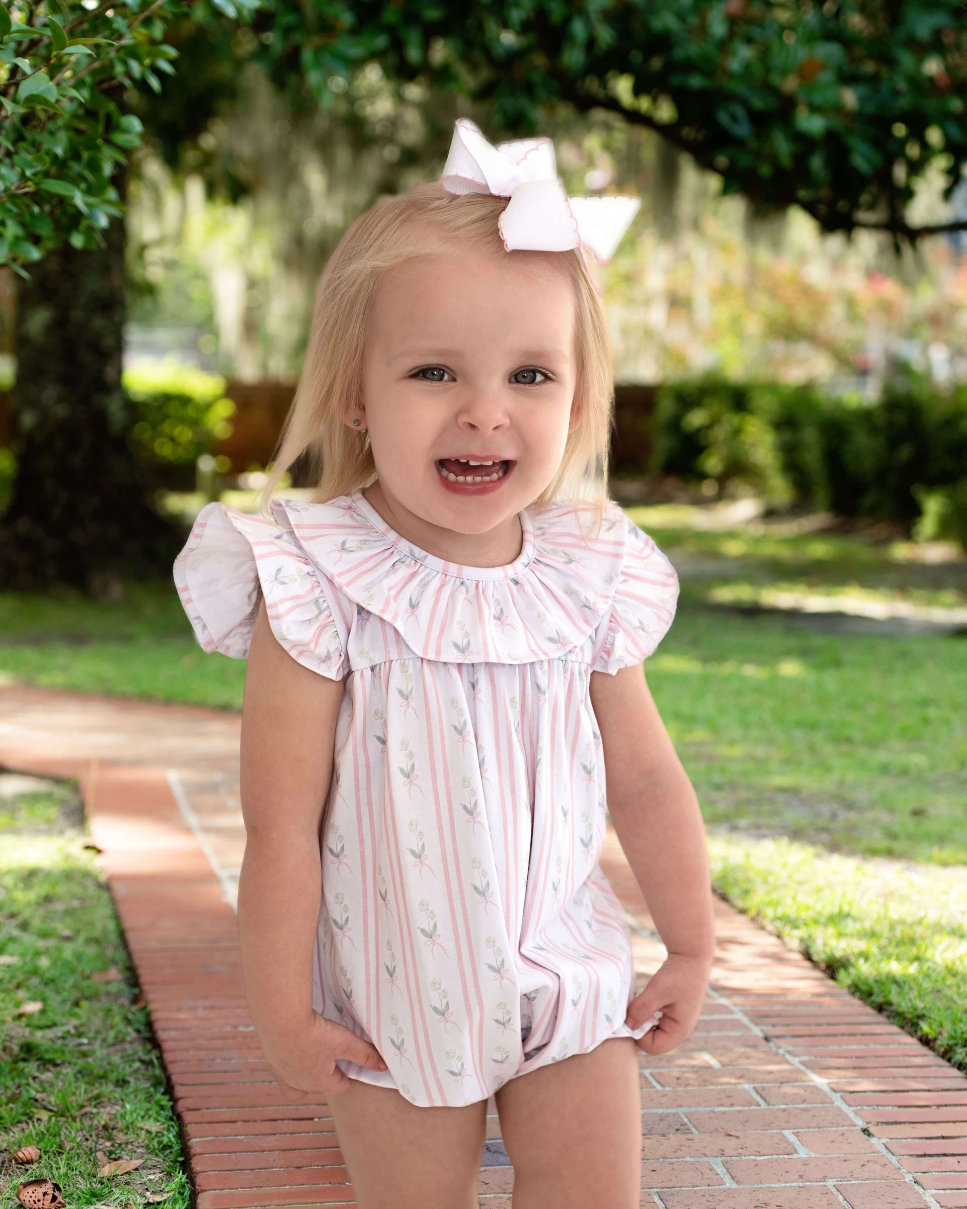 Girl wearing a bubble with a ruffle collar
